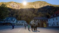 Kota ini bernama Rjukan yang berada di Norwegia. Berjarak 2 jam dari Oslo, ibukota negara Norwegia, masyarakat di sana hidup dengan cahaya pantulan matahari dari cermin raksasa di atas bukit (AFP)