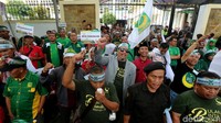 Massa dari Partai Bulan Bintang (PBB) melakukan aksi unjuk rasa di depan gedung KPU, Jakrta, Kamis (1/3/2018).