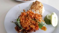 Di kawasan Kebagusan, ada nih bebek goreng enak. Namanya Bebek Kartika, di sini ada bebek penyet kemangi dengan paduan sambal yang super pedas. Harganya Rp 25.000. Foto: Dok. detikFood