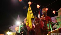 Festival pun dibuka oleh Wali Kota Singkawang, Tjhai Chui Mie. Tidak mau ketinggalan, beliau juga ikut memakai kostum dan naik kendaraan hias nomor 1 (Randy/detikTravel)