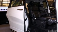 Kenyamanan kabin semakin bertambah dengan adanya sandaran kepala untuk penumpang baris kedua.
