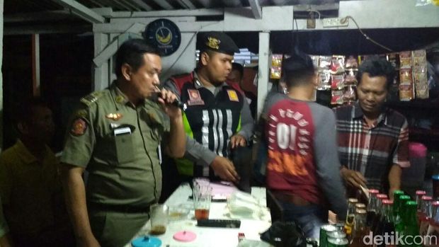 Puluhan jerigen isi miras diamankan/