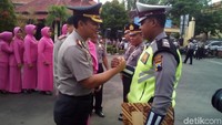 Kita berikan penghargaan dan apresiasi kepada anggota Briptu Erlangga, yang videonya viral. Karena menindak ibu-ibu yang melanggar lalu lintas. Kita apresiasi atas dedikasinya ketika melakukan tindakan pengguna jalan kedapatan melanggar, kata Kapolres Kudus AKBP Agusman Gurning. (Foto: Akrom Hazami/detikcom)