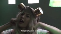 Dia juga mengcover lagu Havana milik Camilla Cabelo jadi lagu tentang MOBA. Ceritanya dia pakai kostum Layla (tokoh di game itu) dengan cara yang receh. Foto: Angela Lee / ist/Instagram