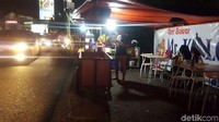 PKL juga mendirikan tenda di pinggir jalan dekat Senayan City