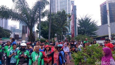 Kerumunan Warga Tunggu Hujan Duit di Kuningan