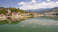 Berbeda dengan negara tetangga Kroasia, Bosnia dan Herzegovina sedikit luput dari perhatian turis. Padahal Ibukota Sarajevo menyimpan banyak bangunan bersejarah yang tak kalah dengan Kroasia (Thinkstock)