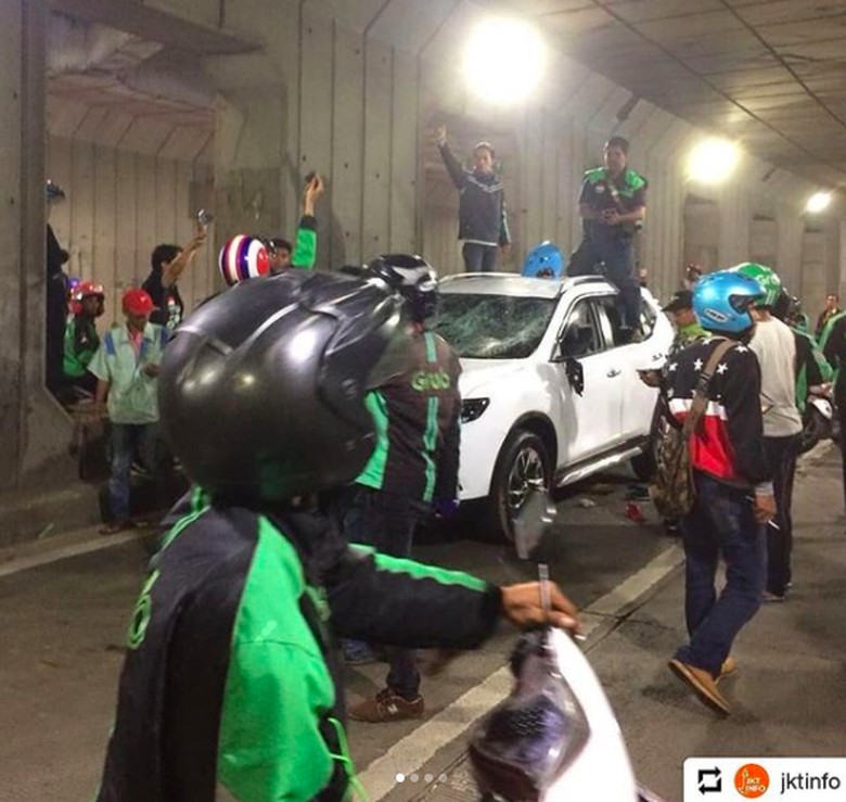 Nyerempet, Nissan X-Trail Ini Dirusak Kumpulan Driver Ojek Online Foto: Pool (Instagram) Nyerempet, Nissan X-Trail Ini Dirusak Kumpulan Driver Ojek Online Foto: Pool (Instagram)