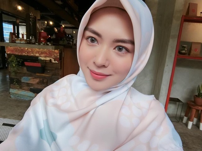 Hijab dalam bahasa Arab berarti batasan. Di Indonesia hijab dipakai untuk menyebut kerudung atau jilbab. Lain dari kerudung, penggunaan istilah hijab ini biasanya diperuntukkan untuk scarf yang benar benar menutup aurat pemakainya. Foto: Instagram Ayana Moon