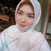 Hijab dalam bahasa Arab berarti batasan. Di Indonesia hijab dipakai untuk menyebut kerudung atau jilbab. Lain dari kerudung, penggunaan istilah hijab ini biasanya diperuntukkan untuk scarf yang benar benar menutup aurat pemakainya. Foto: Instagram Ayana Moon