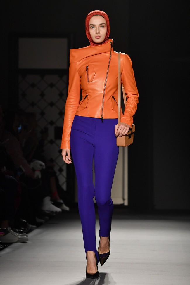 Pada koleksi yang terinspirasi dari cahaya LED ini, sejumlah model mencuri perhatian saat memakai penutup kepala berbentuk hijab instan. Tak hanya satu warna, Lanvin menyajikan tiga warna sekaligus pada pertunjukan itu. Foto: Getty Images