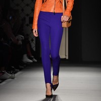 Pada koleksi yang terinspirasi dari cahaya LED ini, sejumlah model mencuri perhatian saat memakai penutup kepala berbentuk hijab instan. Tak hanya satu warna, Lanvin menyajikan tiga warna sekaligus pada pertunjukan itu. Foto: Getty Images