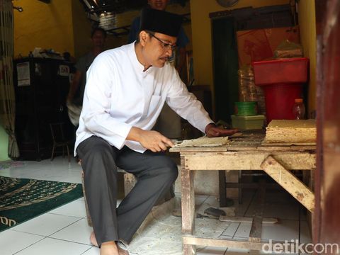 Gus Ipul ke Sentra Tempe Sanan: Terjang Asap, Ikut iris Bahan Keripik