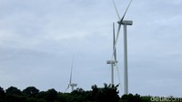 Puluhan tiang berwarna putih sudah berjajar rapi di atas lahan seluas 100 ha, berdiri memunggungi pebukitan di Desa Mattirotasi dan Desa Lainungan, Watangpulu, Kabupaten Sidenreng Rappang. Tiang-tiang tersebut tampak kontras dengan ukurannya yang begitu besar, yakni dengan tinggi 80 meter.