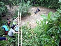 2 Pria Nyaris Tenggelam Saat Tubing di Sungai Cigunung