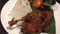 Bebek crispy bisa Anda nikmati dengan cocolan sambal merah dan hijau. Tektsurnya enak dan disajikan hangat-hangat. Tempatnya ada di Jags Kitchen, Jagakarsa. Foto: Istimewa