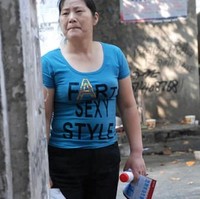 Kalau ibu ini tahu arti kausnya mungkin dia akan langsung membuang busana tersebut. Foto: Istimewa