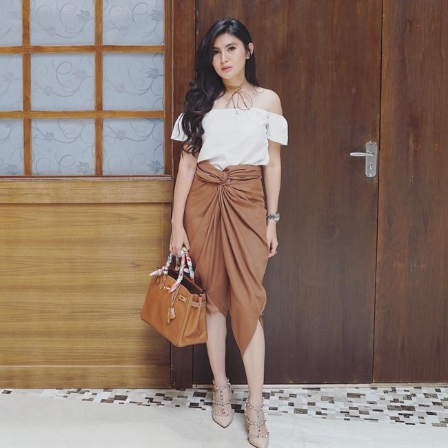 Berdandan feminin dengan atasan off shoulder, Angela Lee membawa tas Hermes Birkin berwarna cokelat seharga Rp 200 jutaan untuk melengkapi penampilannya. Foto: Instagram