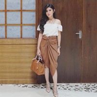 Berdandan feminin dengan atasan off shoulder, Angela Lee membawa tas Hermes Birkin berwarna cokelat seharga Rp 200 jutaan untuk melengkapi penampilannya. Foto: Instagram