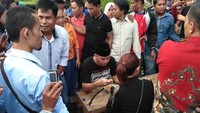 Kayaknya mantan suami Maia Estianty ini doyan bakso ya? Saat di Bekasi, ia juga melahap bakso di sore hari. Foto: Instagram ahmaddhaniprast