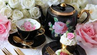 Tea set warna hitam ini juga tak kalah cantik dan elegan. Gambar mawar pada bagian dalamnya mengesankan manis sementara garis warna emas membuatnya tampak mewah. Foto: Istock