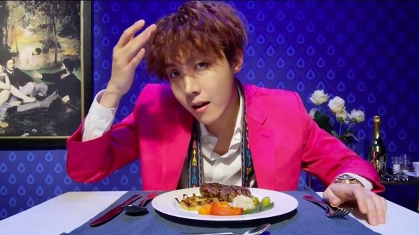 9 Bukti Kalau J-Hope BTS Suka Kulineran Bersama Sahabat