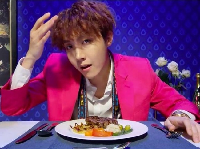 Rapper BTS, J-Hope, pernah punya pacar saat di SMA. Tapi mereka putus karena sang kekasih meninggalkannya demi pria lain. Hiks, sedih ya. Foto: dok. BTS J-Hope