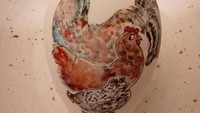 Kalau yang ini, telurnya diberi lukisan tiga ekor ayam dengan warna gradasi yang cantik. Foto: Istimewa