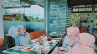 Ayana juga sempat berkunjung ke Indonesia. Bersama Dian Pelangi, ia bahkan diajak liburan ke Bandung. Ini pose mereka saat sedang makan bersama. Foto: Instagram xolovelyayana