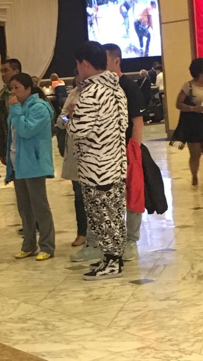 Hindari menggabungkan busana berbagai motif seperti ini jika tak mau jadi pusat perhatian. Foto: Imgur/Instagram