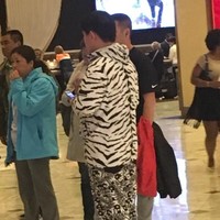 Hindari menggabungkan busana berbagai motif seperti ini jika tak mau jadi pusat perhatian. Foto: Imgur/Instagram