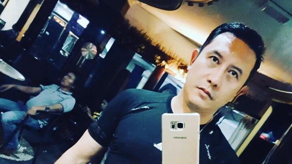 Ingat Presenter Andal Sonny Tulung? Kini Makin Kekar dan Awet Muda!