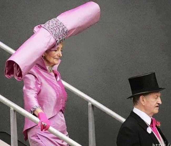 Topi menjadi aksesori yang sering digunakan wanita Inggris di acara formal. Jika ingin menarik atensi, pakai yang bentuknya seperti ini kalau berani malu. Foto: Imgur/Instagram