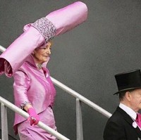 Topi menjadi aksesori yang sering digunakan wanita Inggris di acara formal. Jika ingin menarik atensi, pakai yang bentuknya seperti ini kalau berani malu. Foto: Imgur/Instagram