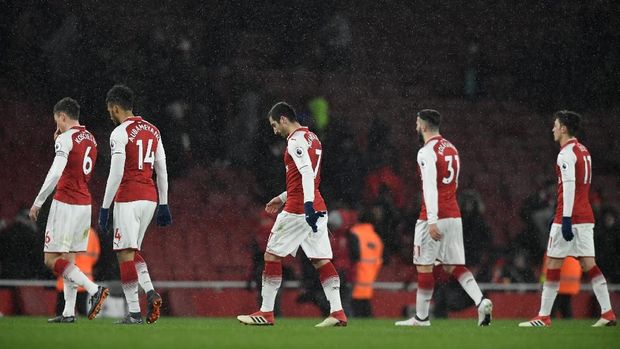 Arsenal semakin terpuruk di Liga Primer Inggris setelah dikalahkan Manchester City.