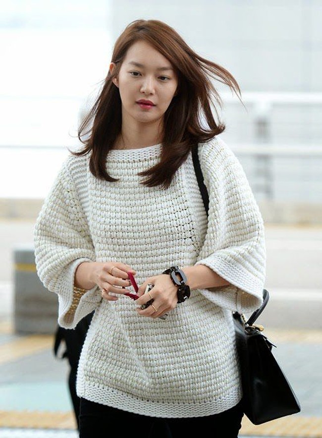Tiba di Bandara Incheon untuk terbang ke Swiss, bintang serial Oh My Venus, Shin Min Ah, tampil dengan gaya monokrom membawa tas Hermes Kelly seharga ratusan juta rupiah. Foto: Istimewa