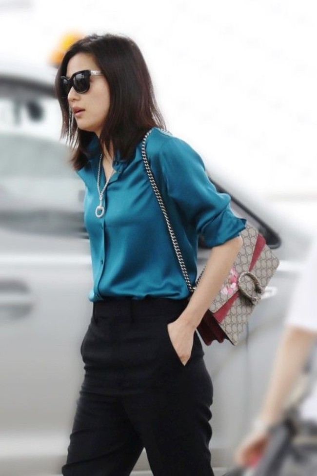 Aktris Jun Ji Hyun yang aktingnya dalam serial My Love from the Star begitu melekat di hati penonton tampil stylish di Bandara Incheon jelang berangkat ke Cannes International Film Festival. Jun Ji Hyun terlihat membawa tas Gucci Dionysus medium GG Blooms seharga US$ 2.590 atau sekitar Rp 35,6 juta. Foto: Istimewa