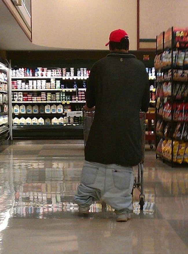 Entah apa yang ada dipikiran pria ini. Mungkin ia sengaja memakai celana melorot agar terlihat bergaya hip hop. Foto: Imgur/Instagram