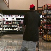 Entah apa yang ada dipikiran pria ini. Mungkin ia sengaja memakai celana melorot agar terlihat bergaya hip hop. Foto: Imgur/Instagram