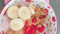  Kalau ini kreasi sarapan sehat yang dibuat untuk dirinya sendiri. Yogurt stawberry dengan topping corn flakes, strawberry, dan pisang. Foto: Instagram @tantrisyalindri