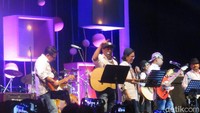 Refrain dari lagu Dia yang dipopularkan oleh Anji pun dibawakan oleh Elek Yo Band. Sontak penonton di barisan depan maju dan berdiri.  Foto: Danang Sugianto/detikFinance