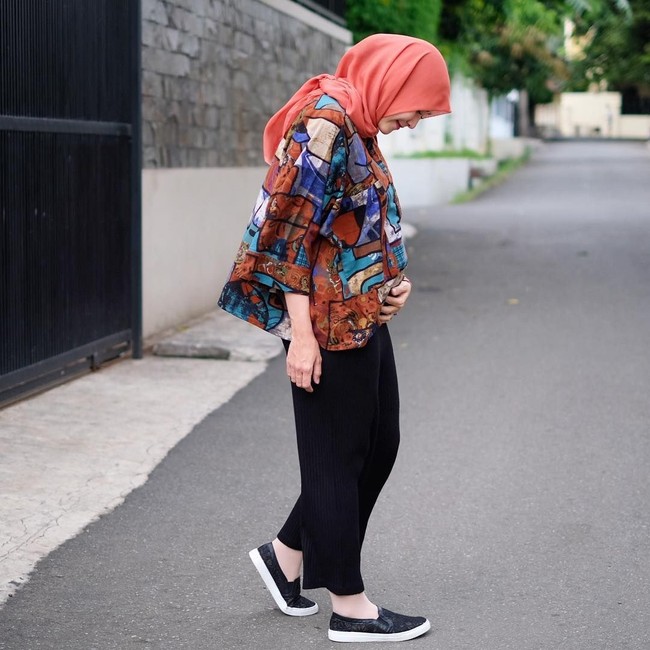 Untuk membuat kehamilannya lebih nyaman, ia biasanya memakai potongan busana yang tidak kompleks seperti celana berbahan katun dan baju berpotongan loose. Foto: Instagram Zaskia Mecca