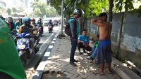 2 Maret 2018. Ojek online terserempet mobil saat hendak menghindari razia di JLNT Casablanca. (Yulida-detikcom)