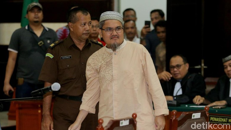 Divonis 1,5 Tahun Penjara, Jonru: Yang Zalimi Saya akan Dapat Azab Divonis 1,5 Tahun Penjara, Jonru: Yang Zalimi Saya akan Dapat Azab