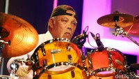 Penampilan Elek Yo Band malam hari ini menjadi bukti bahwa musik adalah sesuatu yang bisa dinikmati bersama-sama oleh, untuk, dan dari siapa saja.  Foto: Rengga Sancaya