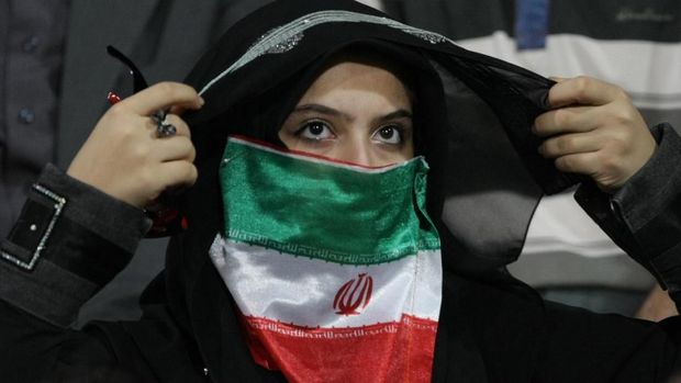 Sebanyak 35 suporter wanita Iran ditahan karena memaksa masuk ke dalam stadion pada laga Kamis (1/3).
