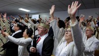 Senapan AR-15 dianggap sebagai senjata kejahatan karena banyak digunakan dalam aksi penembakan massal. Namun sebuah gereja di Newfoundland, Pennsylvania mengadakan misa pemberkatan senjata tersebut.  (Foto: Dok. REUTERS/Eduardo Munoz)