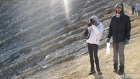 Keindahan Gunung Ijen pun sudah mencuri hati turis mancanegara (Afif Farhan/detikTravel)