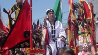 Memakai atribut masing-masing, para Tatung pun unjuk kebolehan dengan berbagai properti benda tajam yang telah disiapkan. Bapak berjubah pun memegang benda tajam (Randy/detikTravel)