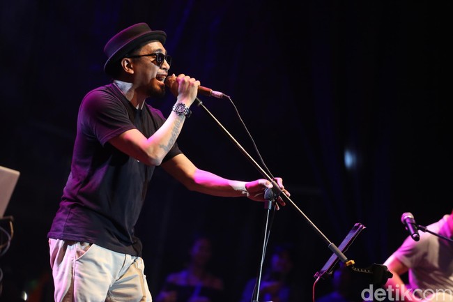 Topi, khususnya model fedora, sudah menjadi bagian dari penampilan Glenn Fredly setidaknya hampir dua dekade terakhir. Tak cuma untuk penampilan sehari-hari, tapi juga sebagai pelengkap gayanya saat beraksi di atas panggung. Saking identiknya, topi serupa banyak dijual di internet dengan embel-embel nama Glenn Fredly. Harganya mulai dari Rp 50 ribuan. (Foto: Hanif Hawari)